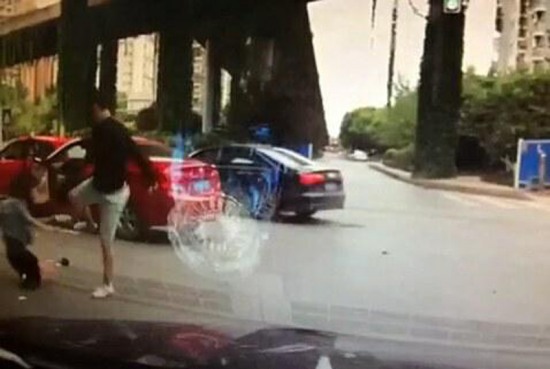男子逼停女司機并毆打