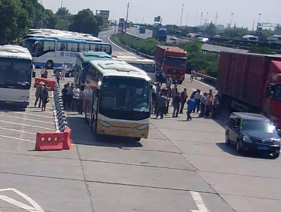 滬昆高速公路服務區(qū)車禍