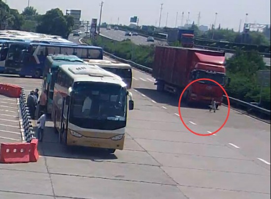 滬昆高速公路服務區(qū)車禍