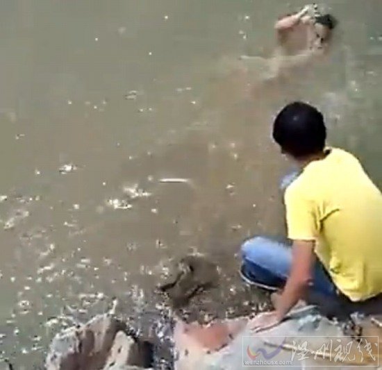 岳陽(yáng)縣一男孩溺亡視頻截圖