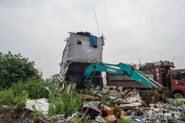 在挖掘機(jī)上搭建的小棚