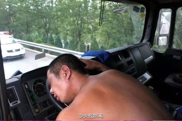 高速司機(jī)中暑昏迷