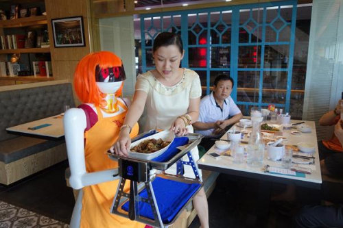 海口市一餐廳機器人服務員