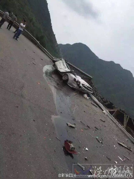 槽罐車與轎車相撞后側(cè)翻至道路下方