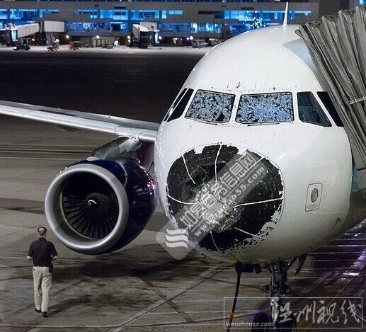 客機(jī)遭遇冰雹襲擊