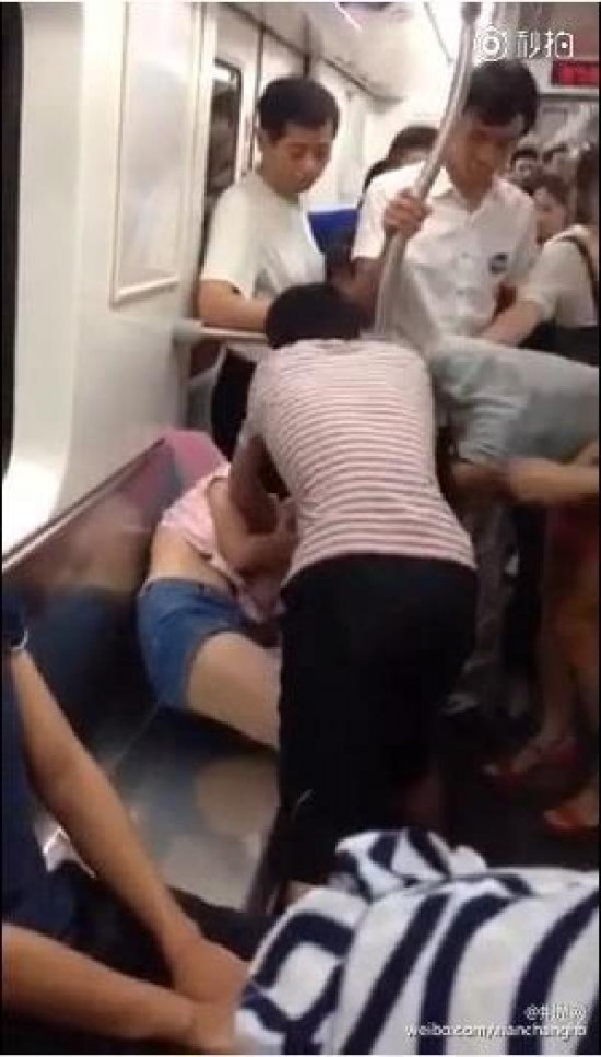 武漢地鐵搶座撕衣大戰(zhàn)