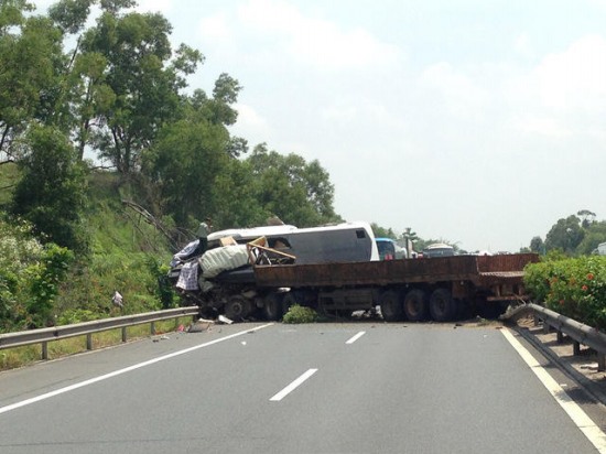 貨車撞大客致5死