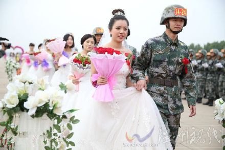 閱兵的戰(zhàn)士集體求婚