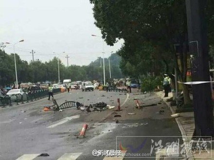 浙江金華女司機搶過路口發(fā)生車禍