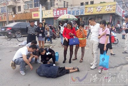 鄭州老人摔倒后市民拍照作證