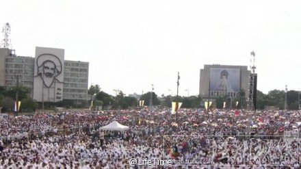 教皇在廣場(chǎng)上舉行彌撒