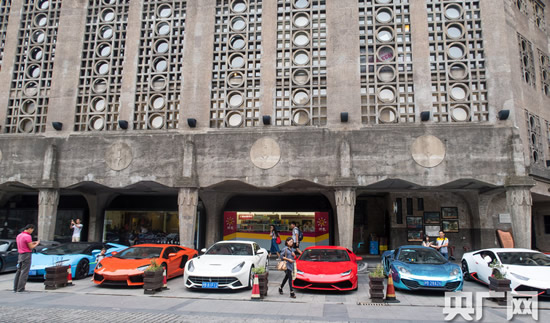 上海街頭現(xiàn)豪車
