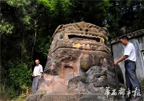 中國最大石獅遭不文明人成敏刻字