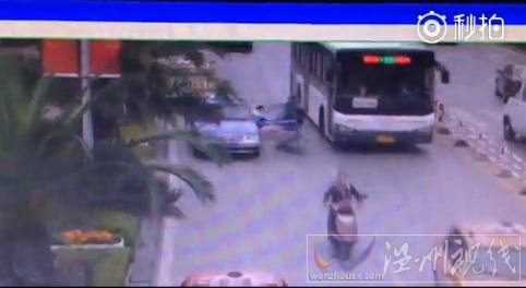 啟東車禍監(jiān)控畫面