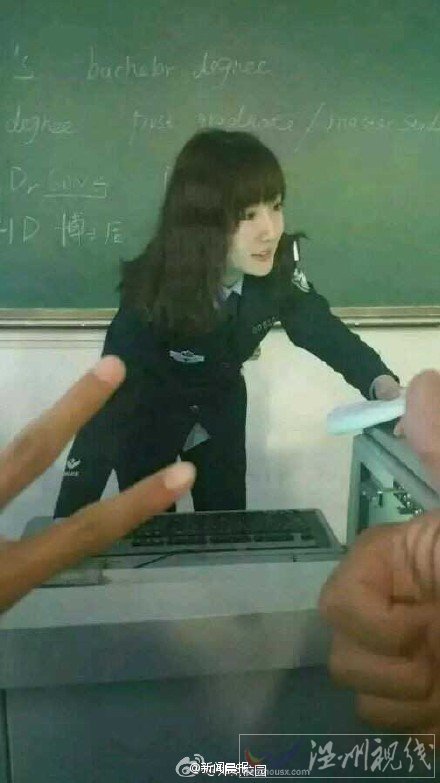 河南某學(xué)院英語老師照片