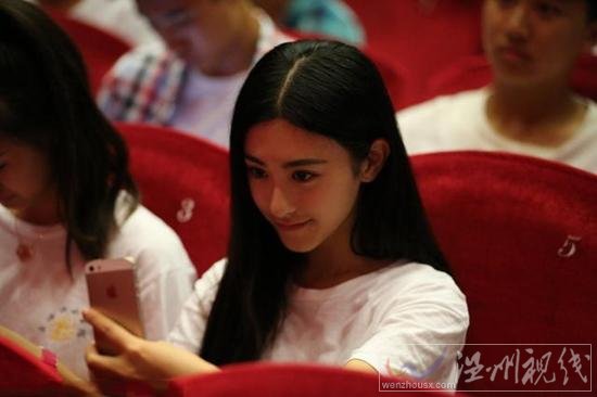 朱圣祎上戲開學(xué)典禮自拍照片