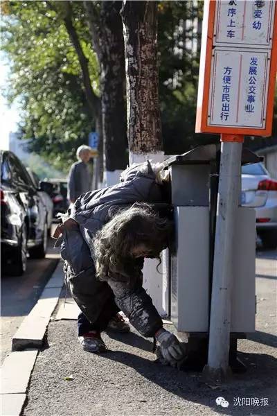沈陽拾荒老人義務搞衛生：每天堅持擦垃圾桶
