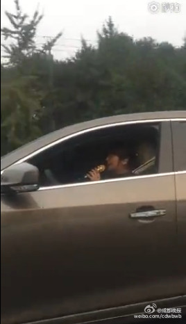 女司機(jī)開車K歌