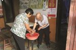 姐姐照顧腦癱弟弟 江蘇