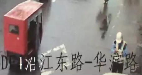瑞安女司機撞協警