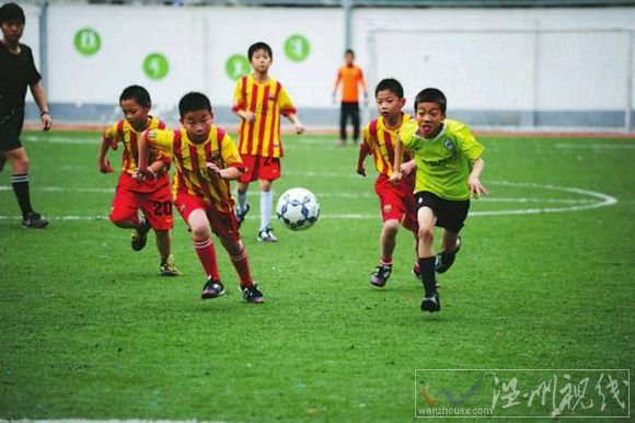 足球成必修課 江蘇規(guī)定踢足球?yàn)楸匦拚n