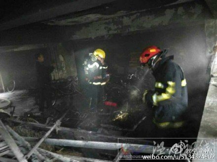 宿舍樓下的停車場(chǎng)內(nèi)發(fā)生火災(zāi)