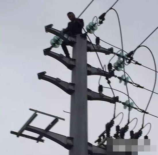 吵架爬電線桿觸電