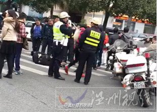 溫州市區(qū)工會(huì)大廈前一男子被砍傷