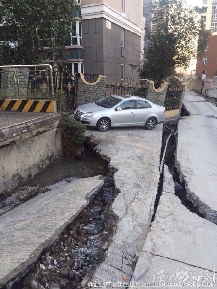 溫州錦東家園小區旁道路出現大面積塌陷