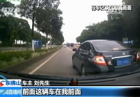 佛山女司機(jī)超車不成逼停對(duì)方