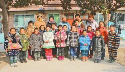 李玉梅7年收養16孩子
