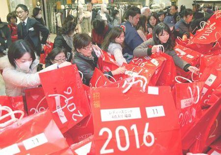 中國(guó)游客哄搶福袋