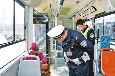 老太坐公交車成癮