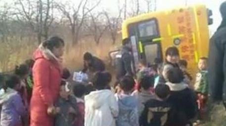 河北幼兒校車側(cè)翻