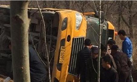 河北幼兒校車側(cè)翻