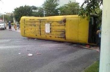 河北幼兒校車側(cè)翻
