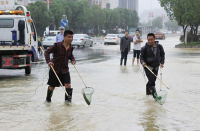 永州道縣暴雨 市民馬路