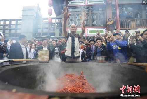 男子徒手爆炒龍蝦