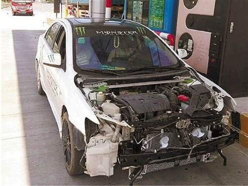 高速驚現(xiàn)裸奔車
