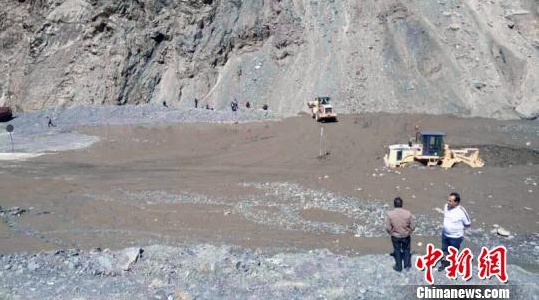 新疆獨(dú)庫(kù)公路發(fā)生特大泥石流道路被埋 搶通需十天時(shí)間