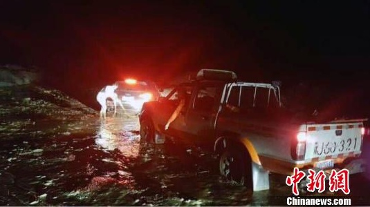 新疆獨(dú)庫(kù)公路發(fā)生特大泥石流道路被埋 搶通需十天時(shí)間