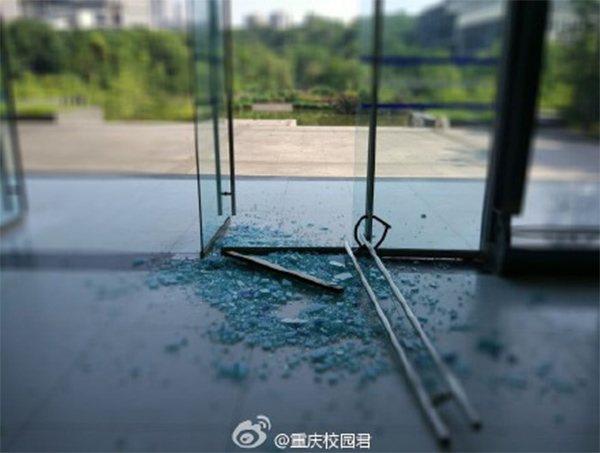 重慶持續高溫，玻璃門都被熱炸掉了