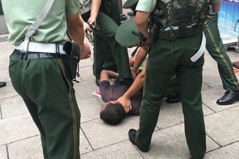 男子襲擊武警哨兵10秒內(nèi)被制服