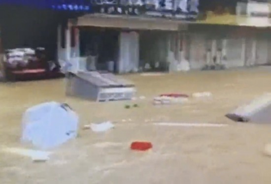 尼伯特登陸福建帶來(lái)大風(fēng)暴雨 福州永泰暴雨街道成河道
