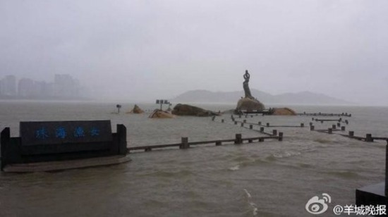 珠海臺(tái)風(fēng)妮妲風(fēng)暴潮 珠海漁女被海水淹沒
