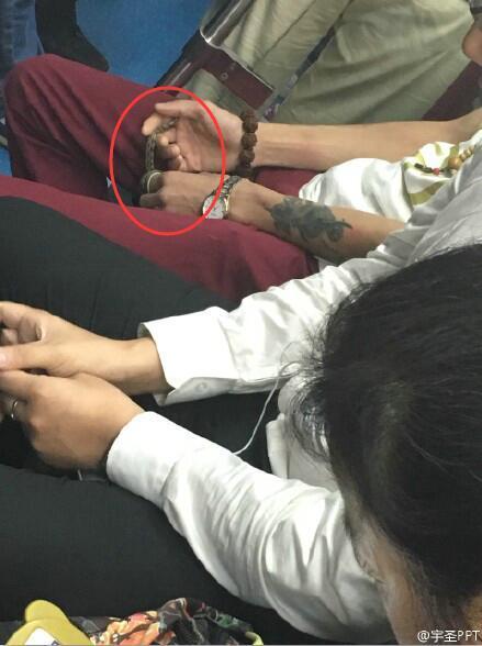 男子地鐵遛蛇