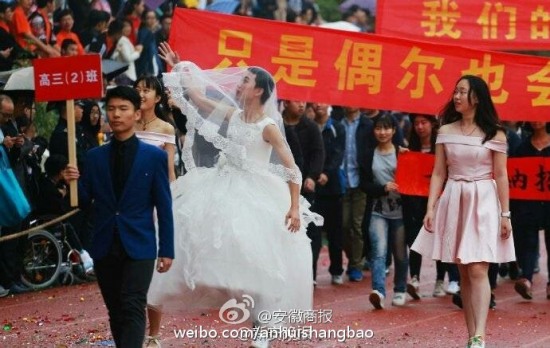 男生穿婚紗找對(duì)象