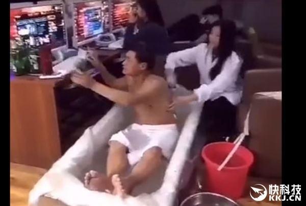 網(wǎng)吧美女搓背服務