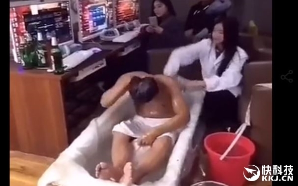 網(wǎng)吧美女搓背服務
