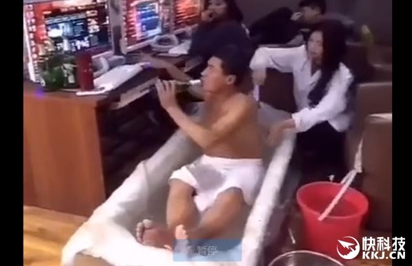 網(wǎng)吧美女搓背服務